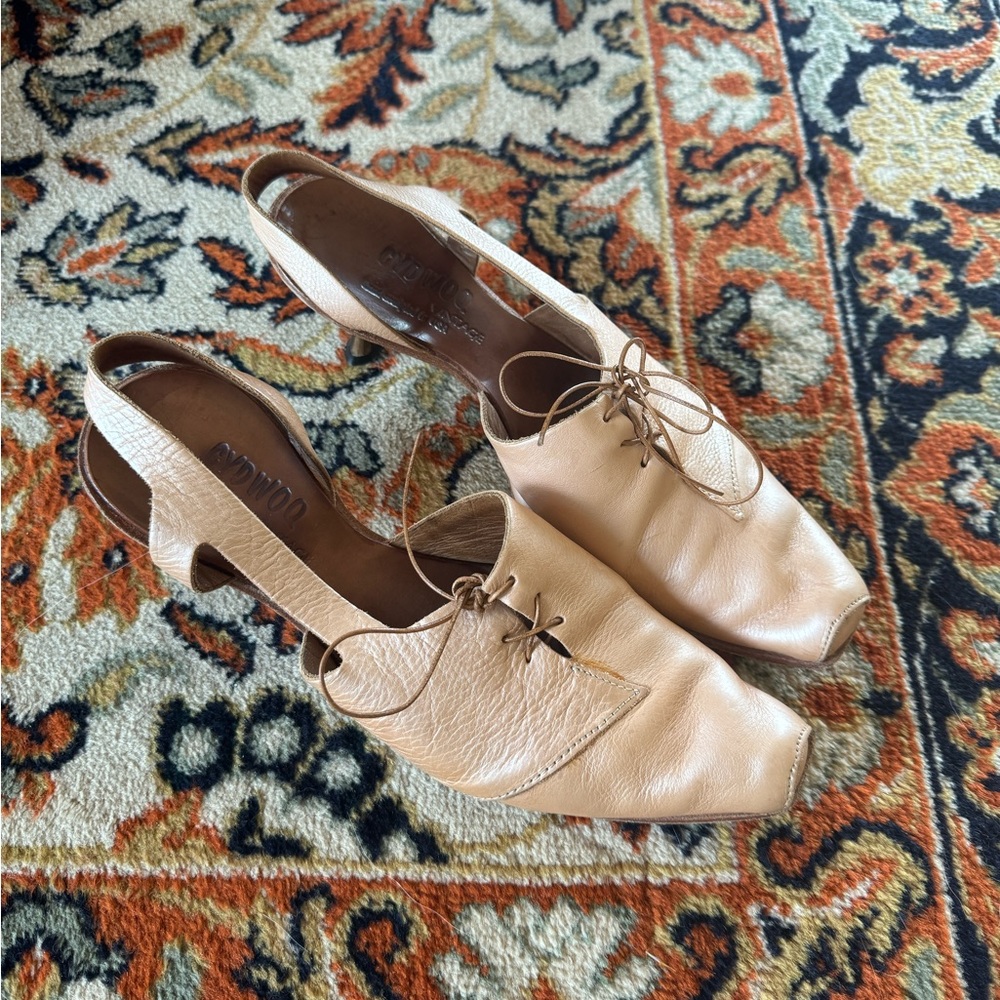 Cydwoq Vintage Bone Kitten Heel